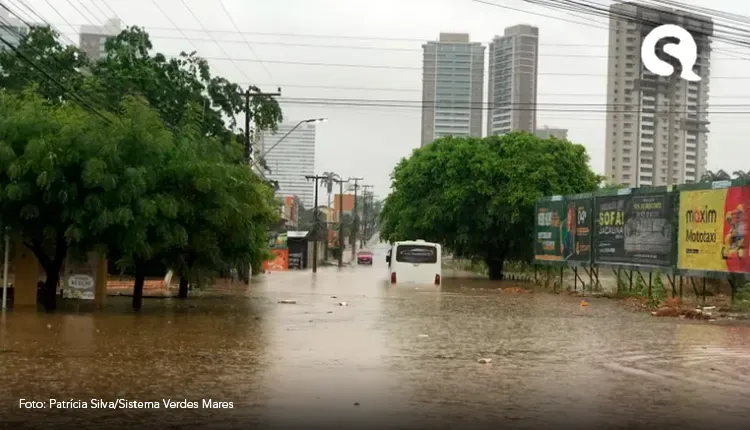 Forte chuva alaga em ruas e avenidas de Juazeiro do Norte