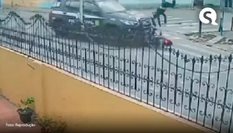 Veículo da polícia fura semáforo vermelho em alta velocidade, atropela e mata motociclista em Fortaleza