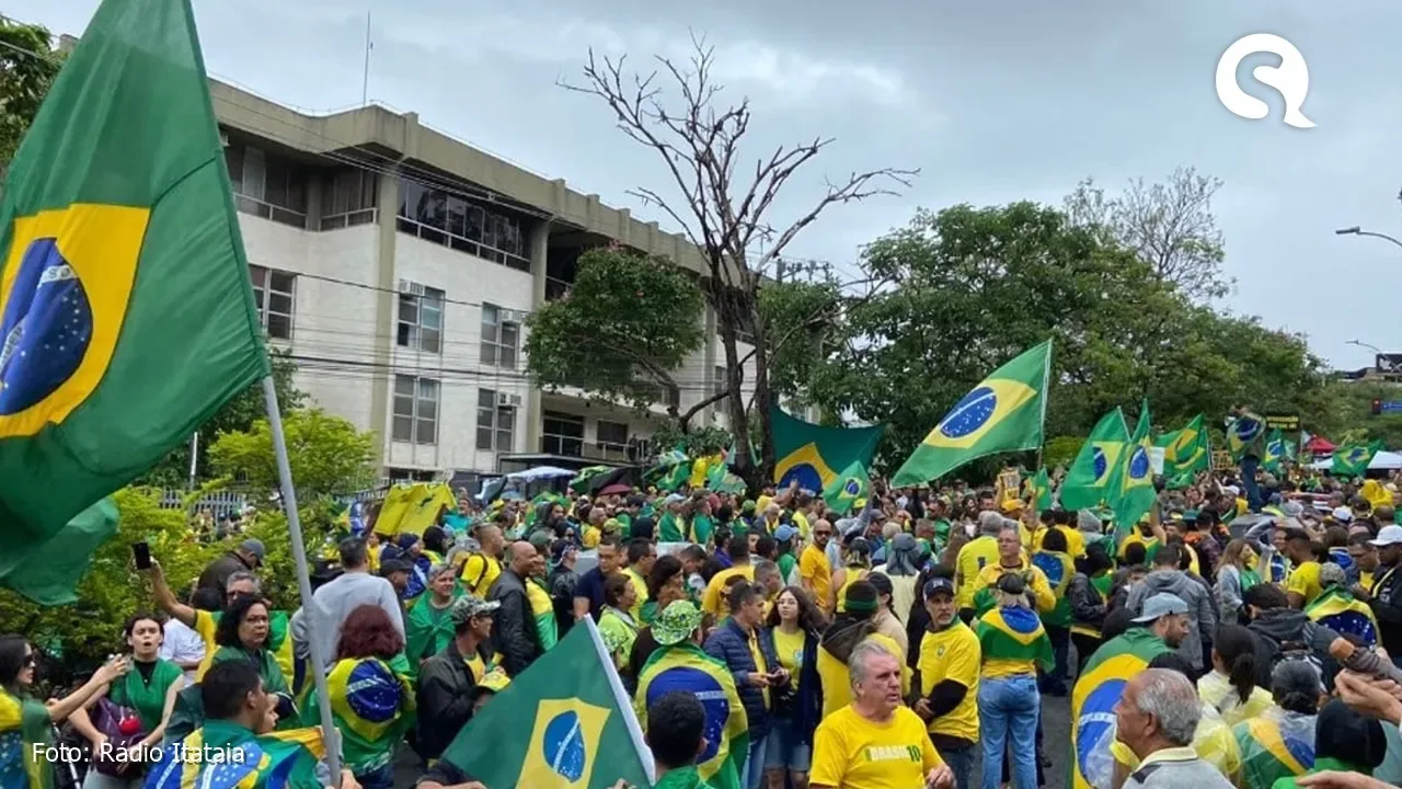 Grupos fazem atos antidemocráticos e pedem intervenção militar diante de quartéis