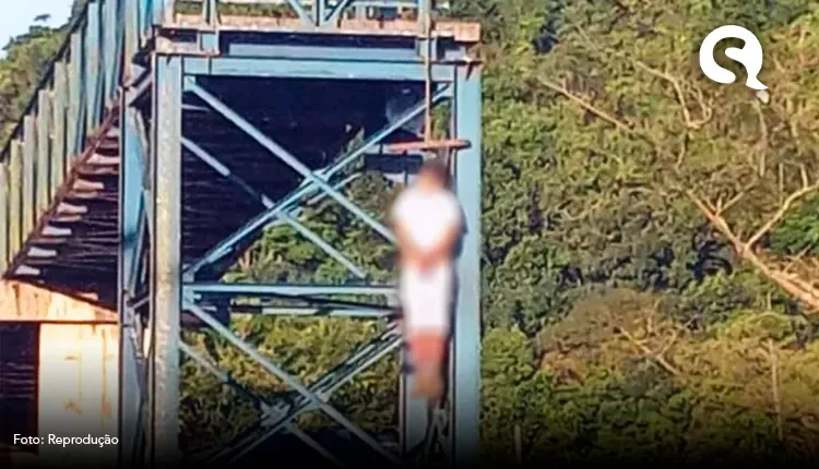 Jovem é encontrado enforcado, com os pulsos e tornozelos amarrados em passarela de comunidade em SP