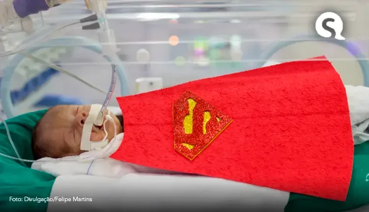 Bebês prematuros ganham ensaio fotográfico vestidos de super-heróis em hospital de Fortaleza