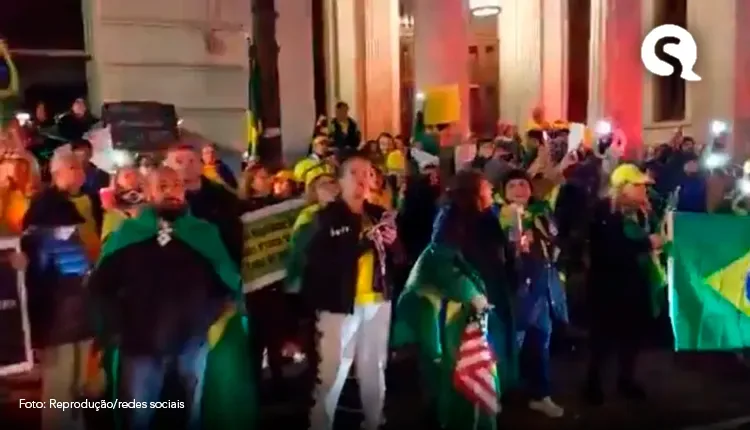 Manifestantes hostilizam ministros do STF na porta de hotel em Nova York