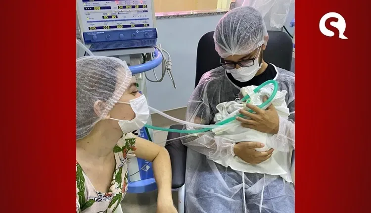 Pai pratica coloterapia com prematuro internado na UTI Neonatal da Santa Casa de Sobral e emociona profissionais