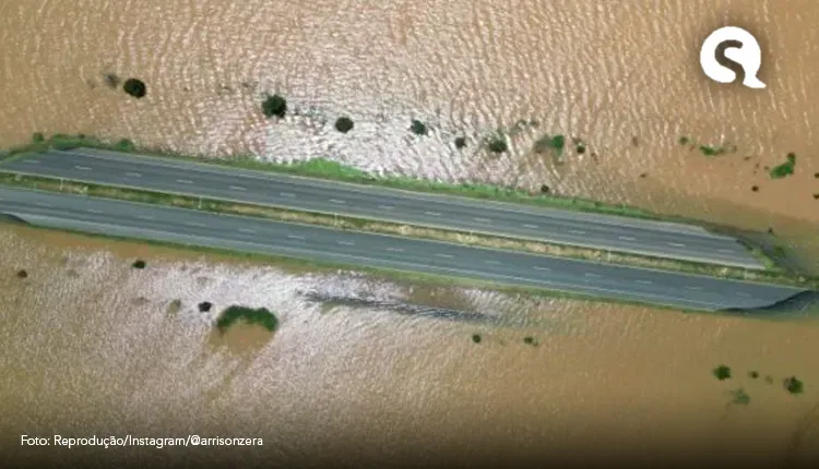 Após chuvas, estrada em SC fica submersa por rompimento de dique