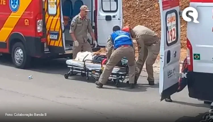Motociclista bate contra carro e atropela homem de 65 anos em calçada