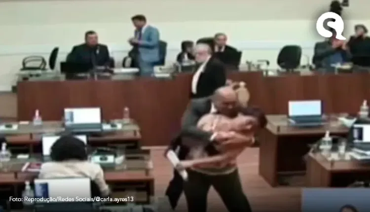 Vereadora é abraçada e beijada à força por parlamentar em sessão da Câmara de Florianópolis(SC)
