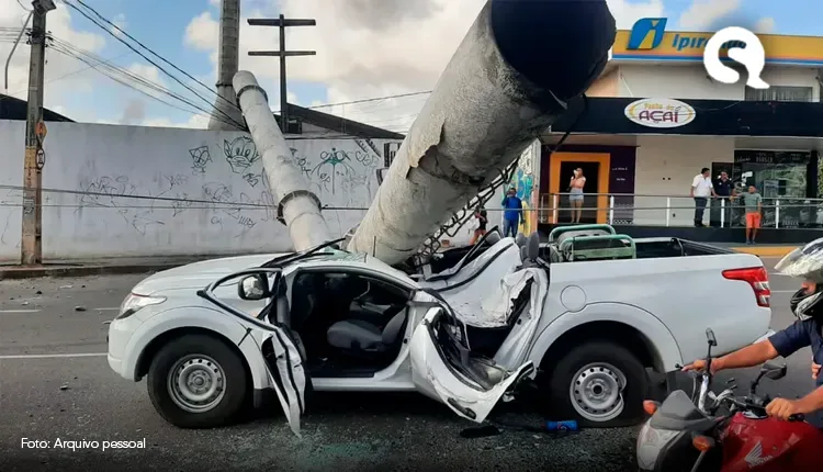 Chaminé desaba, esmaga veículo e bloqueia avenida em Fortaleza; vídeo