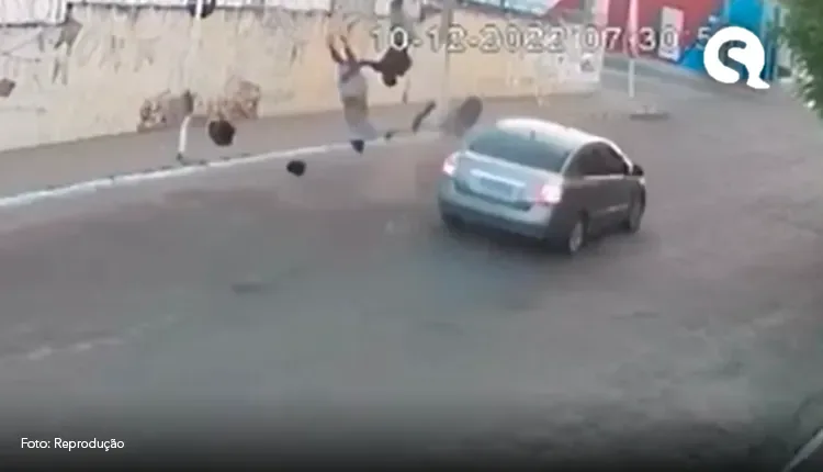 Motorista embriagado invade contramão, colide e arremessa duas pessoas no Ceará
