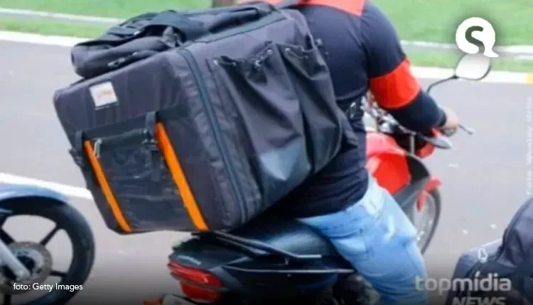Ao ajudar motociclista acidentado, PM descobre delivery de drogas