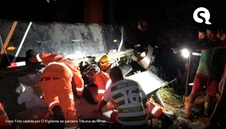 Ônibus com time de futebol cai de ponte em MG e deixa quatro mortos
