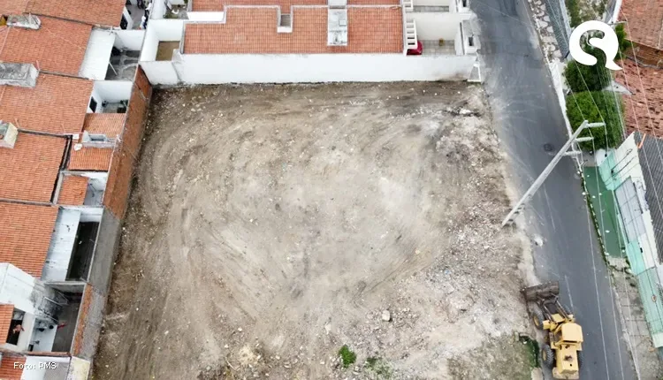 Prefeitura  de Sobral realiza limpeza de terreno detectado como ponto de descarte irregular de resíduos; proprietário deve arcar com os custos
