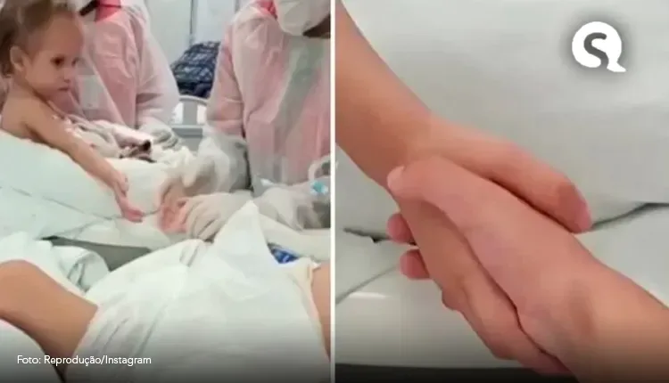 Vídeo. Após cirurgia, siamesas seguram as mãos pela 1ª vez e emocionam
