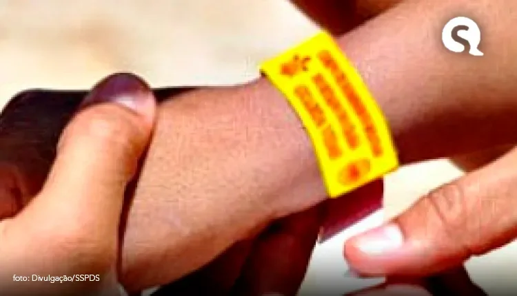 Crianças recebem pulseiras de identificação em praias e polos carnavalescos