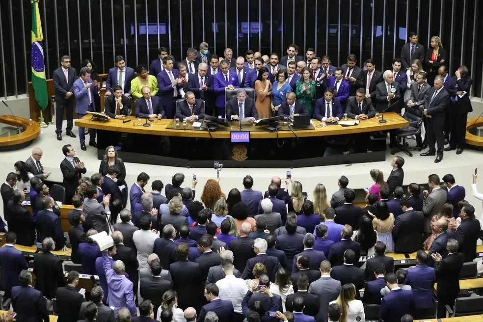 Maioria dos deputados cearenses é favor de cotas, da criminalização da homofobia e é contra armas