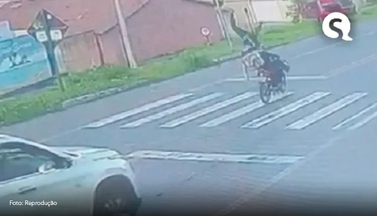 Estudante é atropelado na faixa de pedestre e arremessado