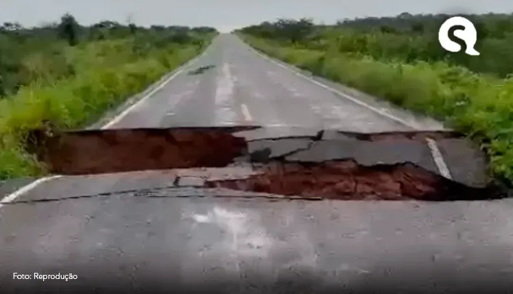 Açude transborda e destrói trecho da CE-240 entre Miraíma e Itapipoca