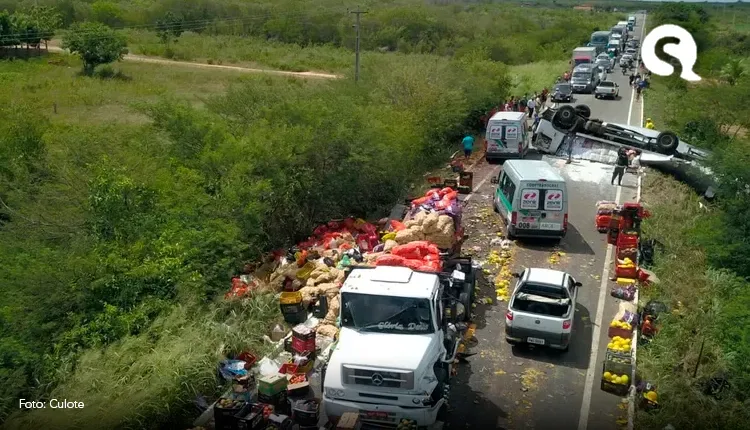 Acidente entre carro e caminhões espalha toneladas de alimentos em estrada no Ceará