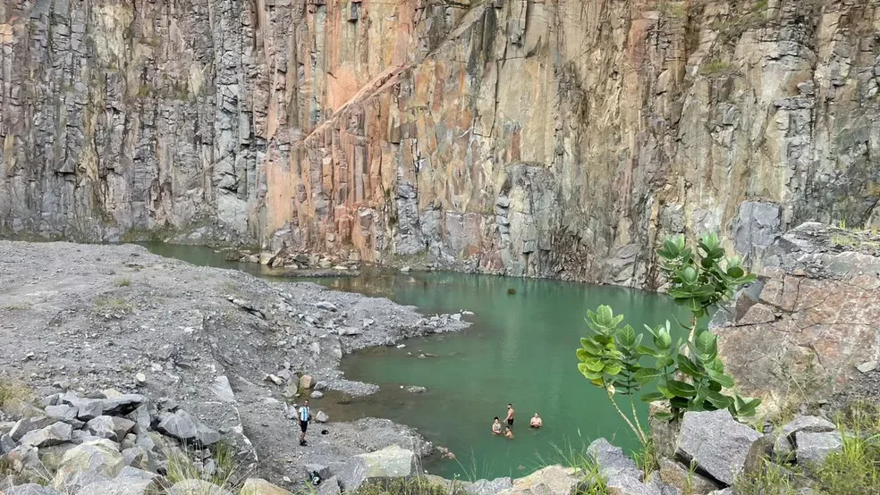 Banhistas são flagrados no ‘Buraco Azul’ mesmo com placa de perigo na entrada; local tem vestígios de explosivos