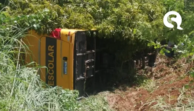 Ônibus escolar tomba e sai da pista após colisão com moto no Ceará; motociclista morreu