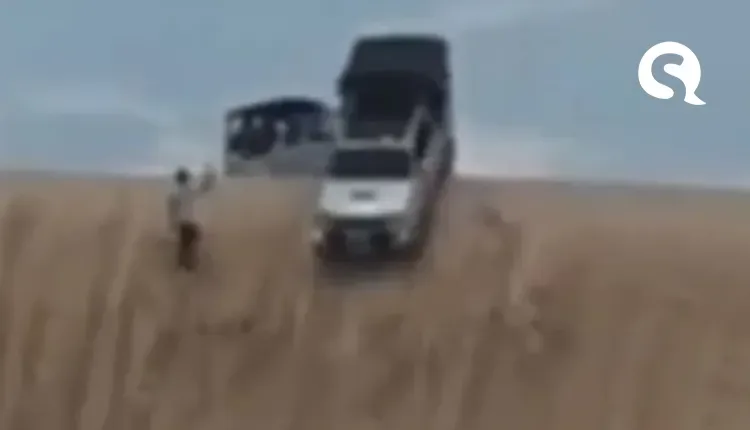 Em manobra proibida, guia em veículo com turistas desce paredão em duna de Tatajuba, em Camocim