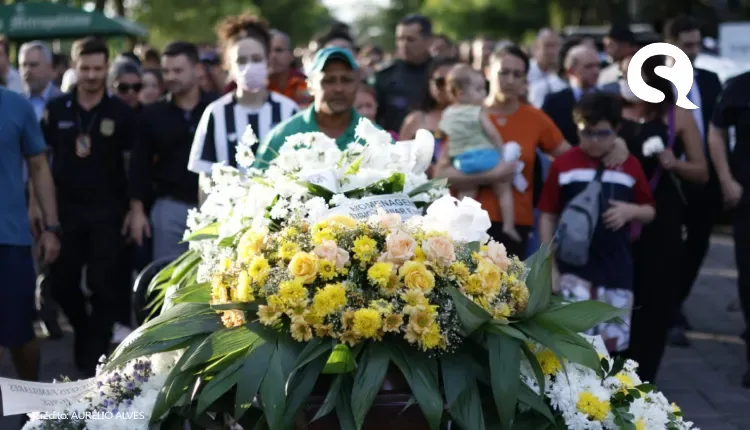 Chacina de Camocim: sepultamento de policial civil é marcado por salva de tiros e homenagens