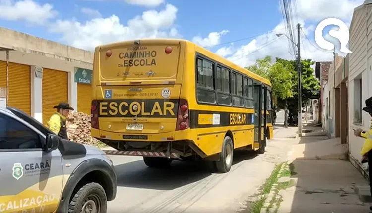 Motorista de ônibus escolar abandona veículo ao ser parado em fiscalização do Detran