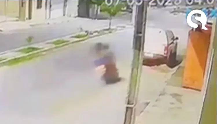 Motociclista morre e passageira fica ferida após moto bater em carro estacionado no Ceará