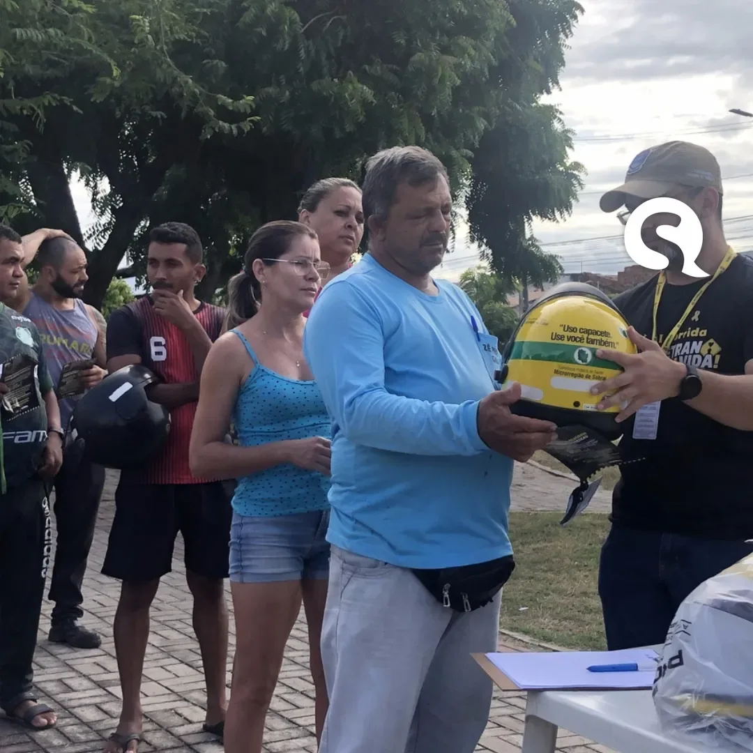 Prefeitura de Sobral distribui capacetes para motociclistas em ação da campanha ‘Maio Amarelo: Setran Pela Vida’