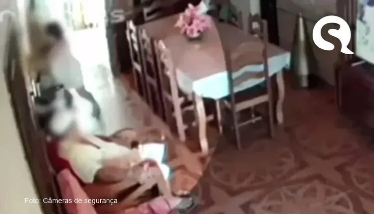 Mulher segura porta para tentar impedir que ladrões invadam casa pela terceira vez, no interior do Ceará