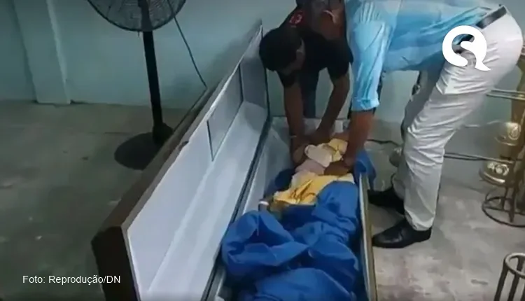 Idosa dada como morta acorda e é retirada do próprio caixão no Equador