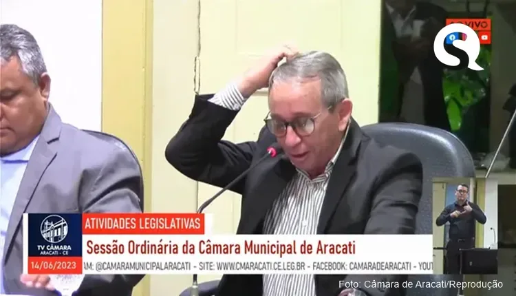 Vereador cai em pegadinha e dispara ‘gemidão’ durante sessão na Câmara de Aracati