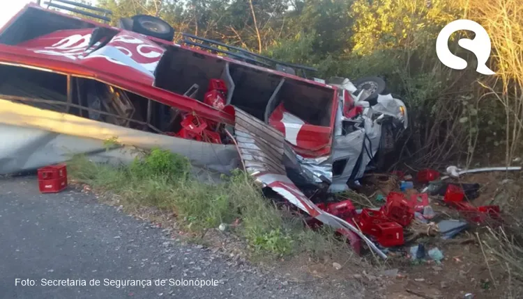 Caminhão-baú tomba na rodovia CE 153 após tentar desviar de buracos