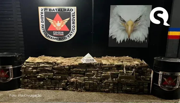 Caminhão com mais de 1 tonelada de maconha tomba em frente ao Batalhão da PM em Juiz de Fora