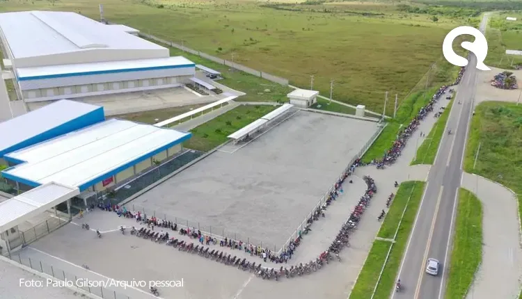 Candidatos dormem em frente a fábrica e formam fila quilométrica em busca de emprego em Massapê