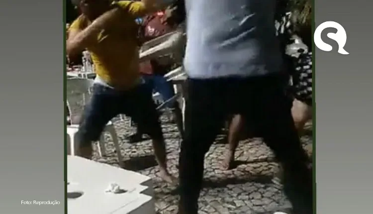 Vereadores de Santana do Acaraú brigam em praça por causa de emoji de boi; veja vídeo