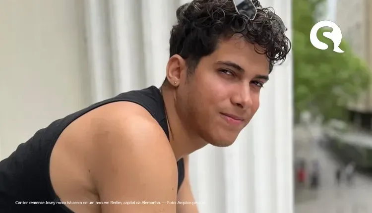 Cantor cearense atrai multidão nas ruas de Berlim e é convidado para teatro tradicional alemão