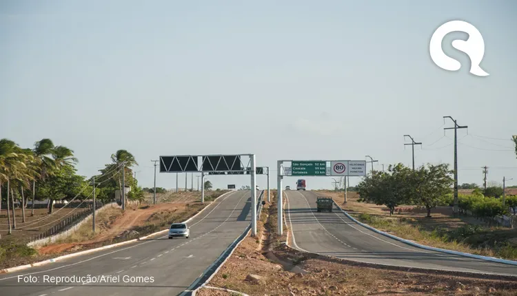 Hilux com cinco ocupantes capota ao desviar de porco na CE-085 em Camocim
