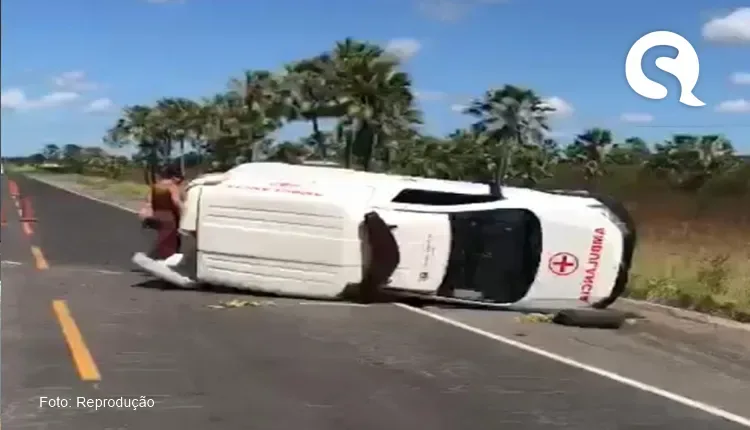 Ambulância de Santa Quitéria se envolve em acidente com mais dois carros na BR-020, em Caucaia/CE