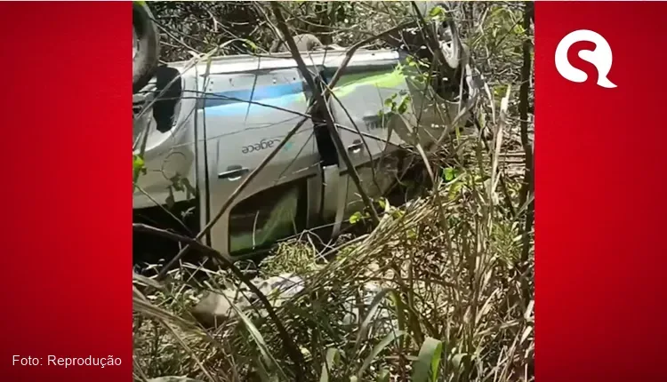 Viatura da CAGECE perde o controle e capota na CE085, próximo ao ponto dos Guias, na entrada do Preá, entre Jijoca e Cruz.