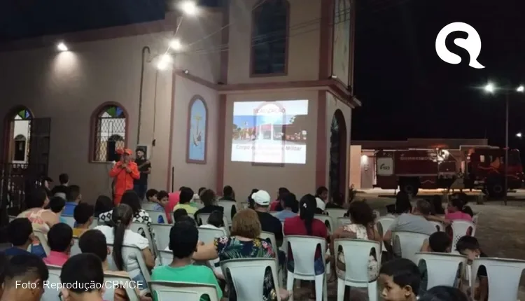 Praça de igreja em Canindé é usada como sala de cinema para moradores