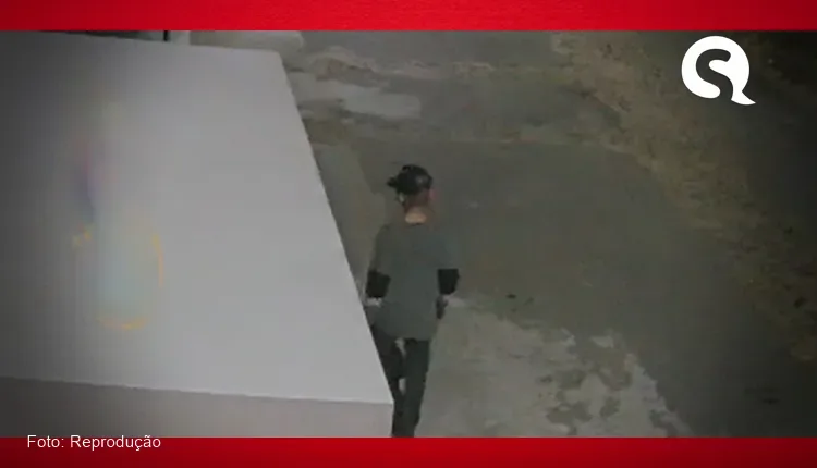 Indivíduos tentam arrombar portões de casas e comércios no bairro Cohab III, em Sobral