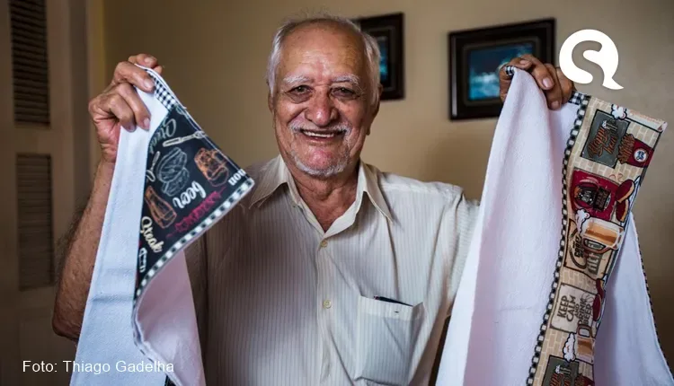 Viúvo cearense de 92 anos aprende a costurar panos de prato para lembrar da esposa