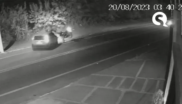 Carro na contramão atropela e arremessa motociclista e passageiro em Ipu