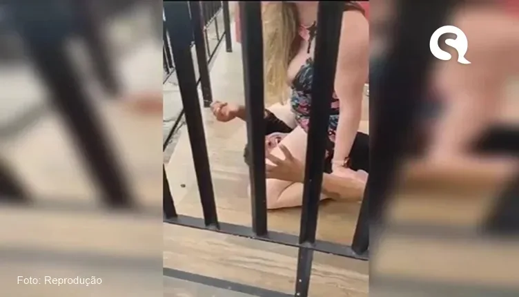 Sem calcinha, mulher faz barraco em UPA no Paraná e monta em homem