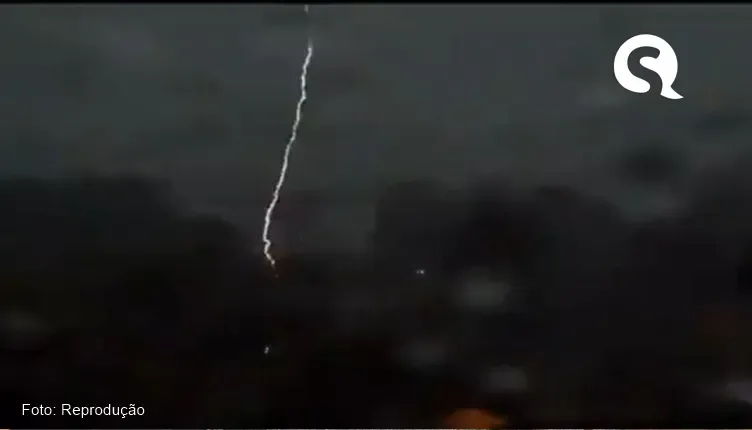Caos no mundo: temporal com raios derruba árvores e gera corte de energia em cidade nos EUA