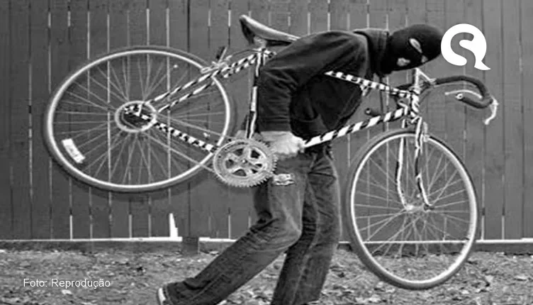Bandidos roubam bicicleta de ciclista em movimento
