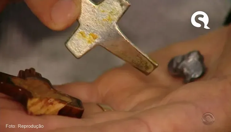 Padre é baleado no peito durante assalto mas é salvo por crucifixo que usava