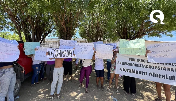 Esposas e familiares de detentos realizam protesto na Penitenciária Industrial de Sobral contra nova diretoria