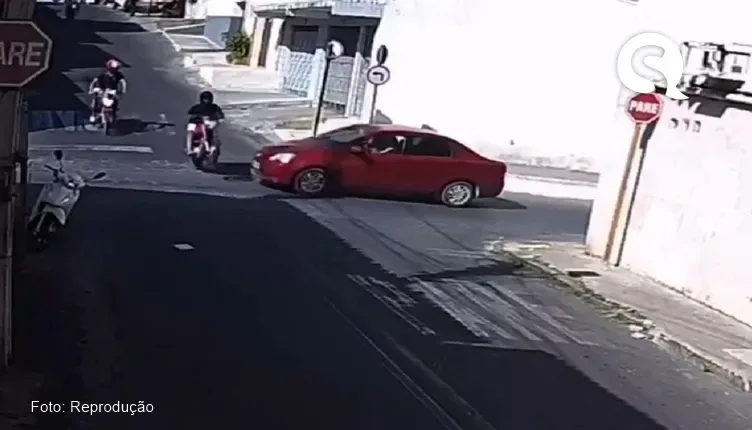 Motociclista avança via preferencial empinando moto e é atingido por carro na cidade de Crateús