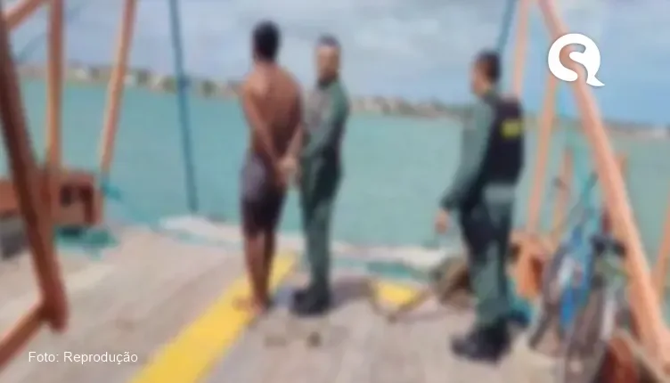 Homem se joga no mar para tentar fugir de prisão por violência doméstica, em Camocim